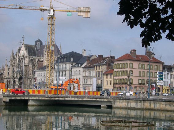  vue de la place de la Libération depuis le plan d'eau